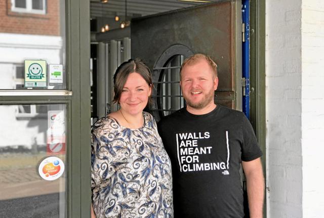 Camila Andersen og Thomas Topholt har åbnet restaurant på Vendelbohus - nu tilbyder de også at køre ud med varmt lækkert mad. Foto: Carl Christian Madsen
