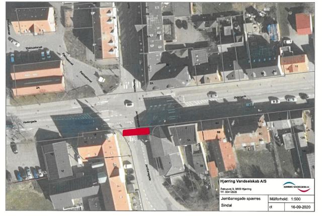 Den røde markering viser spærringen for kørende trafik fra Vestergade/Østergade til Jernbanegade. Der er adgang for gående til stationen og hotellet. Foto: Hjørring Vandselskab