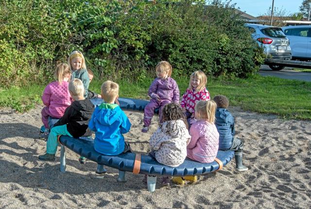 Børnehavebørnene hyggede sig på legepladsen torsdag formiddag og fik juice og kagemand.Foto: Mogens Lynge