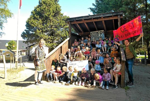 Alle børn og pædagoger var med, da børnehaven vandt 10.000 grønne kroner. Foto: Privatfoto
