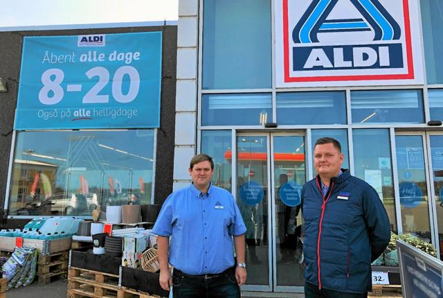 Max Schlichter og til højre Rasmus Larsen som nu er butikschef i Aldi Løkken. Foto: Kirsten Olsen