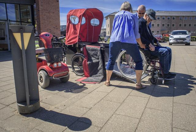 Kørestolsbrugerne kan køre direkte op i rickshawen og på den måde sidde trygt under cykelturen. Frivillige, som er uddannede cykelpiloter, kører tur med dem. Foto: Martin Damgård