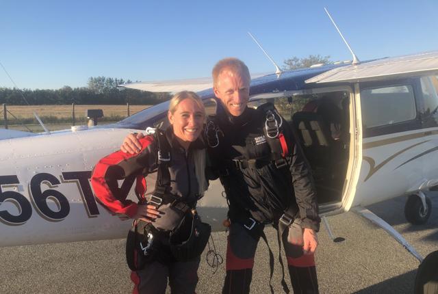 Her er det Camilla Gammelgaard sammen med sin tandem-makker Lars Andersen, som begge er klar til at gå i flyveren. Foto: Privatfoto