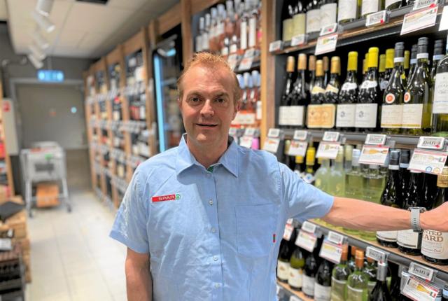Rene Plougman ved den store, flotte vinafdeling i den nye butik. Foto: Jesper Bøss