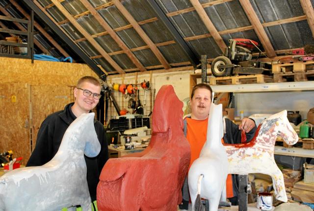 Mads Povlsen (t.v.) og Morten Petersen (t.h.) er i fuld gang med grundfarven til hestene og hanen. Foto: Ida Mehl Agerholm