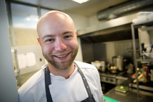 Ask Nør Schlichting er ny chefkok hos No1 Café & Bistro på Lilletorv 1 i Nykøbing. Han har erfaring fra fine restauranter i København og Bruxelles. Og så kender han også alt til fisk fra sin tid i Thorupstrand.