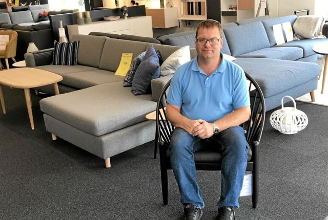 Brovst Bolighus sælger nu også FDB-møbler, og især stolen Jørna, designet af Poul Volther, holder Mads Thorsen meget af. Foto: Grit Niklasson