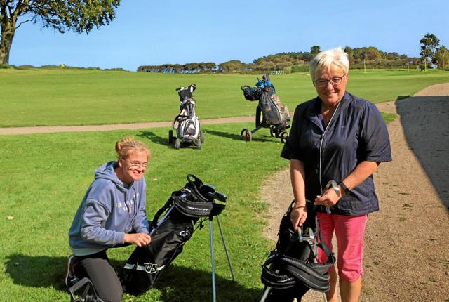 Naja Hensberg, til venstre, og Bodil Berg gør golfsættene klar til dem, som har lyst at prøve spillet. Foto: Hans B. Henriksen