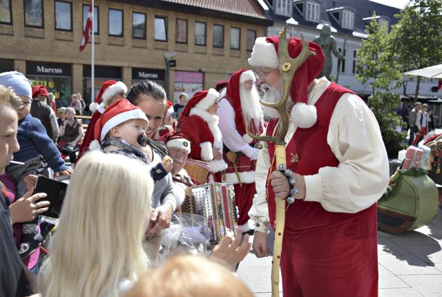 Santa Julle mødes med byens mange artige børn.