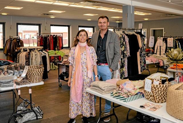 Sammen med hustruen Jane har Jan åbnet tøjbutikken Brinch Sale på Chr. Xs Vej. Foto: Peter Jørgensen