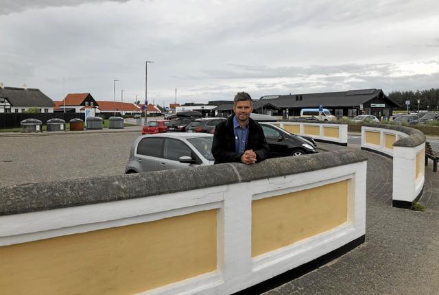 Mogens Knudsen ved muren rundt om den runde parkeringsplads, som nu bliver lavet om. Foto: Kirsten Olsen