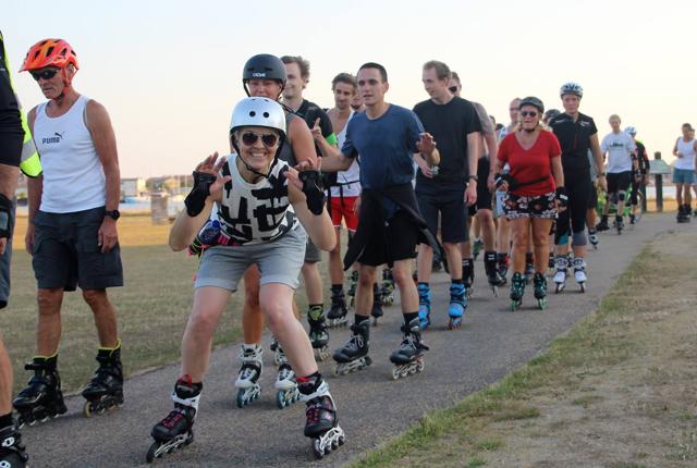Op mod 100 mennesker på hjul - Friday Night Skate er populært. PR-foto