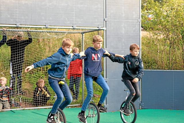 Tre unge artister demonstrerer deres evner på et-hjulede cykler. Foto: Christina Bloch