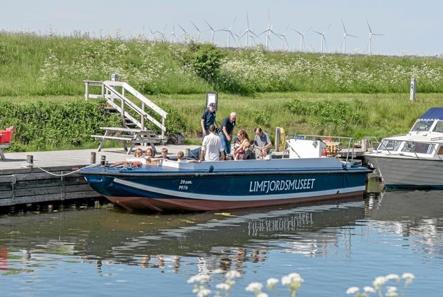 Nogen tog på tur med Grevinde Danner, der sejler til kanalfogedbygningerne i Lendrup og retur. Foto: Mogens Lynge