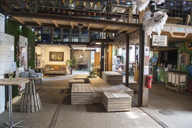 Den gamle remise er i gang med at blive forhandlet til et bæredygtigt hus. Foto: Kim Dahl Hansen <i>Foto: Kim Dahl Hansen</i>