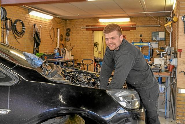 Mekaniker Christoffer Lau står klar til at servicere og reparere din bil, når den driller. Foto: Mogens Lynge
