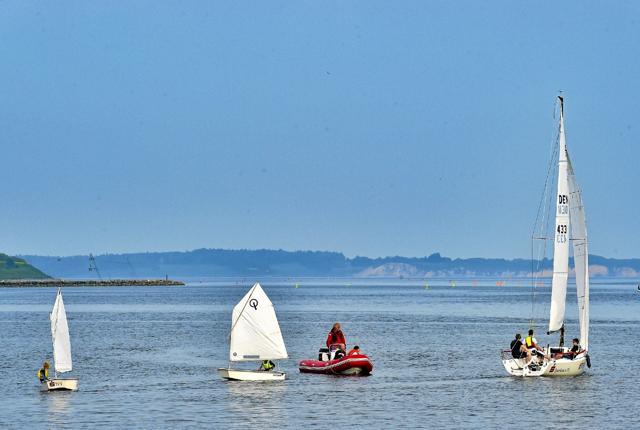 Fredag 11. juni kan man prøve sejlsport i Thisted Sejlklub - for alle aldre. Her foto fra torsdagens træningsaften. Foto: Ole Iversen