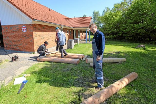 Arbejdet med at bygge en bålhytte ved FDF-huset i Dronninglund er netop gået i gang. Foto: Jørgen Ingvardsen