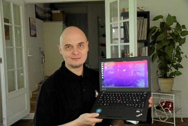 Kim sælger renoverede Lenovo-computere, laver hjemmesider og yder it-support. Foto: Hans B. Henriksen