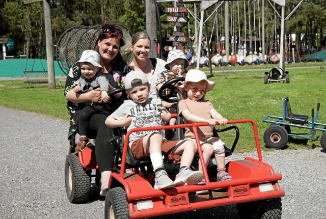 Trine og Nina har sæsonkort til Farm Fun og er ofte på besøg med deres børn. Foto: Peter Jørgensen