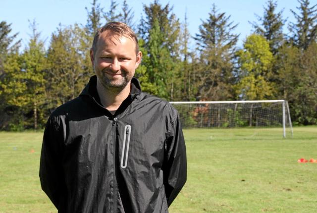 Ålbæk Skole havde fået tidligere Superliga/Nordic bet liga træner Michael Hjortkjær til at komme og træne. Foto: Privat