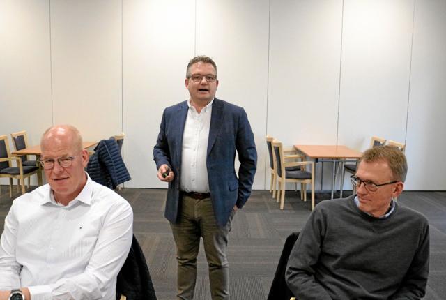 Formand for Sæby Erhvervsforening Kim Müller blev i sit oplæg flankeret af bestyrelsesmedlemmerne Karsten Thiessen og Martin Gadensgaard. Foto: Tommy Thomsen