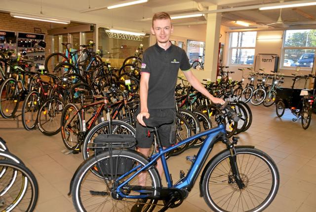 Matias er i lære som cykelmekaniker hos Cykelbutikken.eu i Hobro. Foto: Jesper Bøss