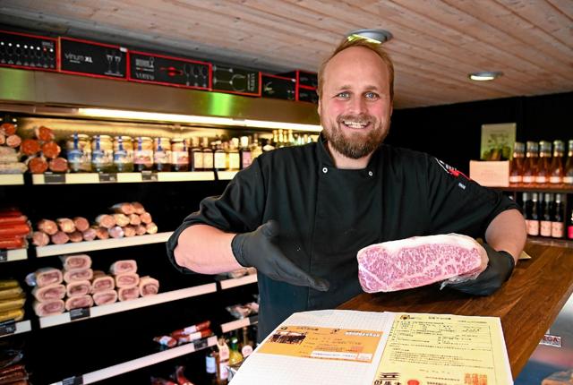 Ægte Kobe-kød kan eksklusivt købes hos Den Gamle Slagter i Thisted. Stykket, som Bo Fuglsang Andersen her holder, vejer på 3,2 kilo. Og prisen for hele stykket ryger op i knap 12.000 kroner...