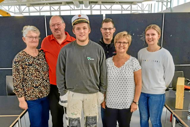 Mikkel Bruun Andersen og hans familie fejrede hans EUX-hue. Foto: EUC Nord