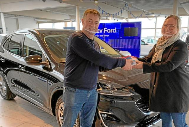 Bilforhandler Kristian Odgaard fik i februar overrakt de mange gavekort af Lisbeth Thrysøe, handelschef hos Mors Handel. Arkivfoto