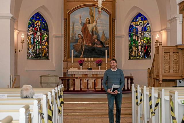 Løgstør Kirkes organist, Asbjørn Høgholm bød velkommen til publikum og gæsteorganisten. Foto: Mogens Lynge