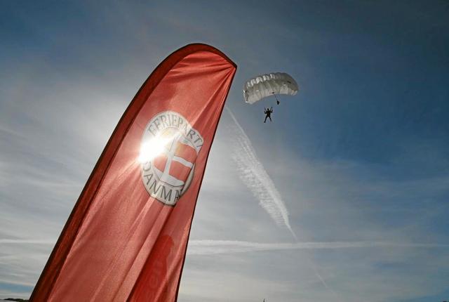 Torben Glud på vej ned mod Blokhus Strand på finaledagen af Blokhus-Open International Parachute Competition i 2019. Privatfoto
