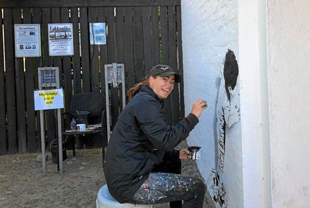Lise Vestergaard arbejder lige nu på sit andet murmaleri i Løkken. Foto: Kirsten Olsen