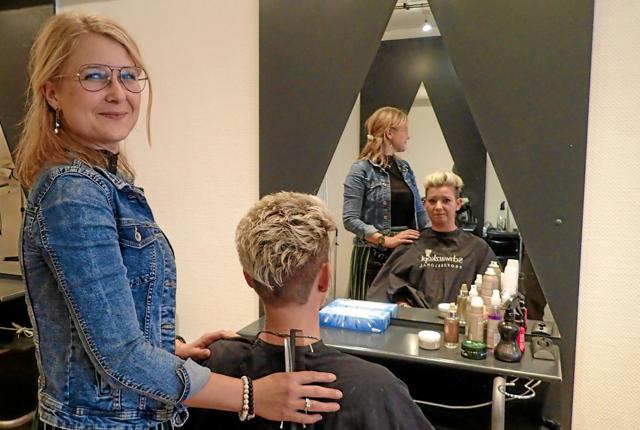 Sandra Noes har overtaget frisørsalonerne Beebob Hairstudio i Sindal og Frederikshavn. Foto: Niels Helver