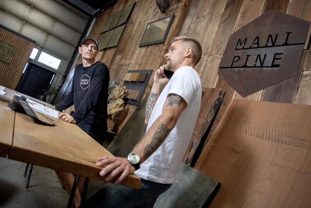 Jonas Damm og Nicolai Adamsen er klar med et nyt initiativ, hvor du online kan designe dit eget Mani Pine-bord. Foto: Lars Pauli