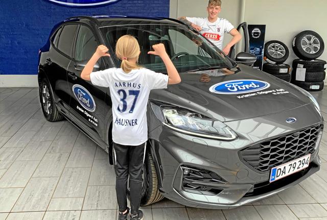 Ford i Nykøbing har sponsoreret en Ford Kuga ST-Line plug-in Hybrid til fodboldspilleren Sebastian Hausner fra AGF. Privatfoto