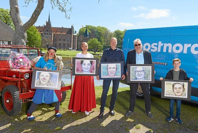 Villy Rønn (solbriller) og de øvrige fire hverdagshelte fik en billede til væggen af det frimærke de nu bliver portrætteret på. Foto: PostNord