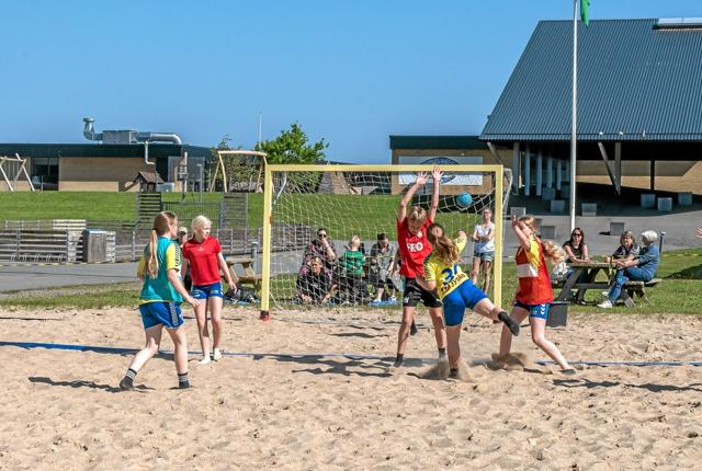 Det kræver kondition at spille og løbe i sand. Foto: Mogens Lynge