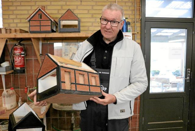 Erik Kristensen med fuglefoderhuset, der er blevet en populær salgsartikel. Foto: Tommy Thomsen