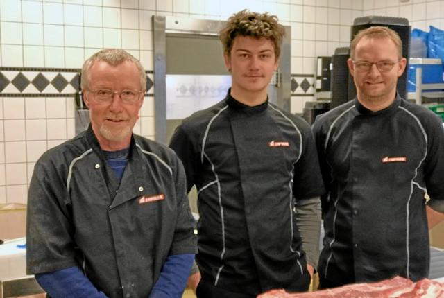 Slagtersvend Morten Frilev Jensen, slagterlærling Rasmus Pedersen og slagtermester Lars Nielsen er et godt team i Superland  i Sindal.