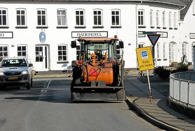 Man kunne nøjes med at advare bilisterne med skilte om folk på vejen, som her fra Helberskovvej ud på Hadsundvej/Øster Hurupvej ved Als Kro og badehotel. Foto: Ejlif Rasmussen