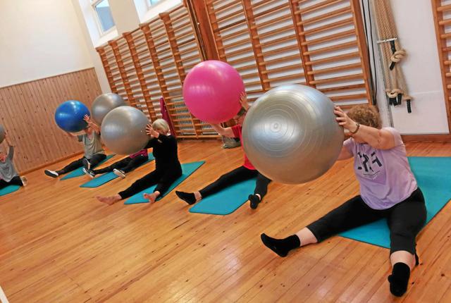 Fra 15. september tilbyder Tirsdagsklubben igen yoga i Thorup-Klim Hallen. Privatfoto