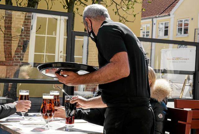 Mange restauratører mangler akut folk til at svinge bakkerne. Arkivfoto: Peter Jørgensen