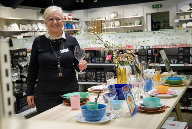 Skål og tillykke; Pia Rettig fra Imerco i Nykøbing Mors kan mærke på bundlinjen, at butikken er flyttet i større lokaler.