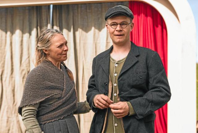 Trine Pallesen og Morten Kjær giver desuden fortællingen en ekstra dimension med sang og musik på scenen. Foto: Asmus Kromann Bork
