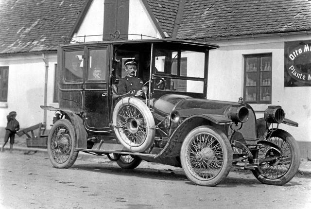 Postbilen som kørte til Nykøbing - her med Chauffør Sørensen 29. maj 1919. Foto: Mette Pedersen