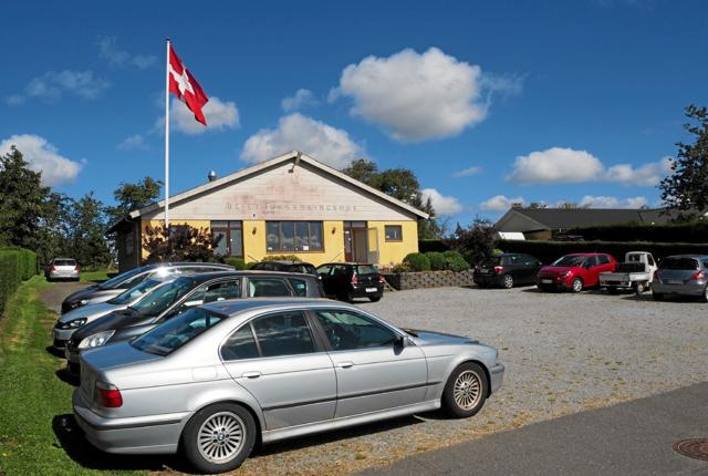 Flaget er hejst ved Ugilt Forsamlingshus i anledning af Solgårdens 35 års jubilæum. Foto: Niels Helver