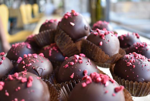 Under chokoladen finder du brownie, hjemmelavet hindbærmarmelade - og selvfølgelig lidt rom. Foto: KaffeFair