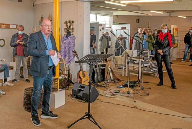 Byrådsmedlem Per Jensen åbner udstillingen i "Gasværket".      Foto: Mogens Lynge