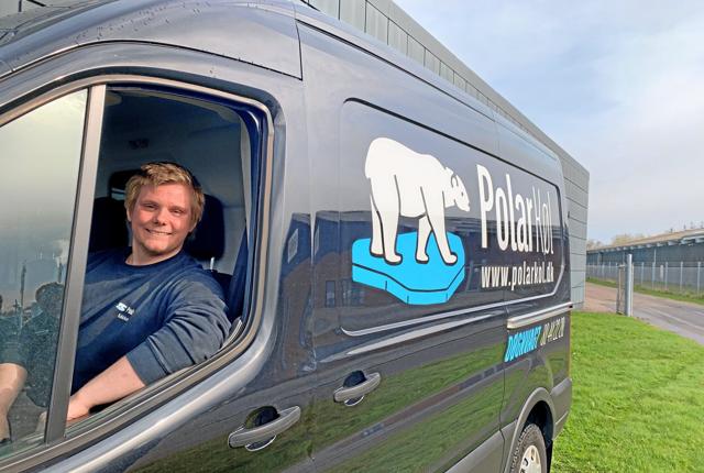 Mikkel er klar til at rykke ud i en af Polarkøls tre firmabiler